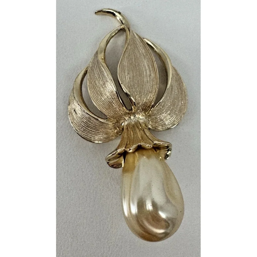 Vintage Gold Tone Floral Brooch Mid Century Faux Pearl Sarah Coventry 60's